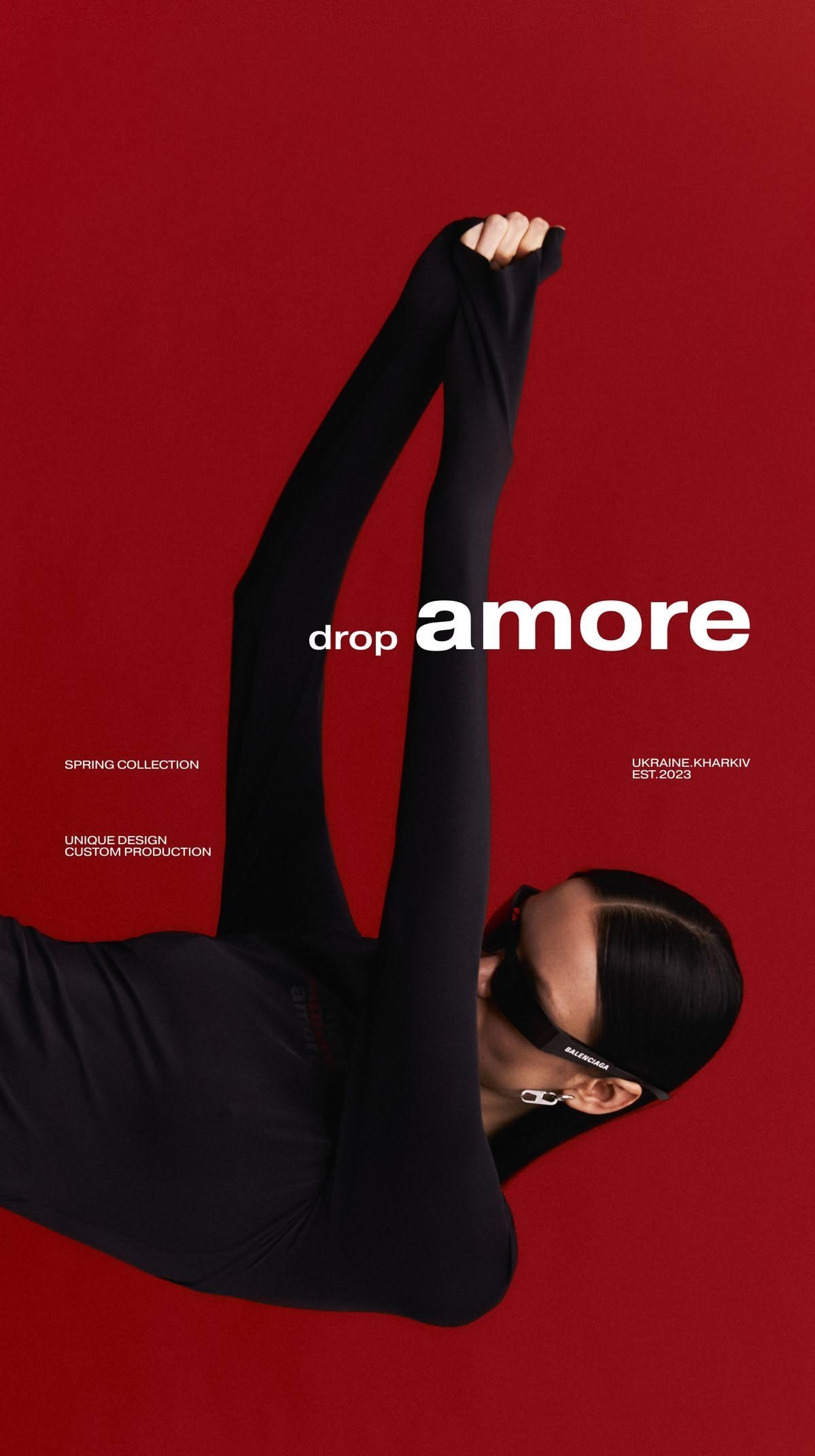 Visuel de mode sur fond rouge, collection drop amore