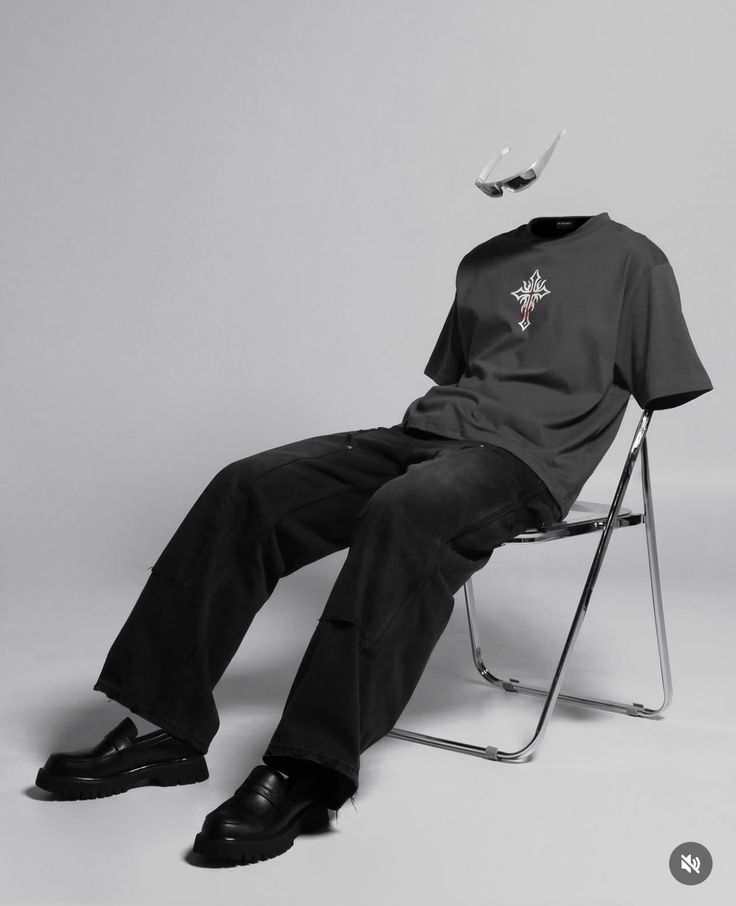 Vêtement noir posé sur une chaise, mise en scène minimale