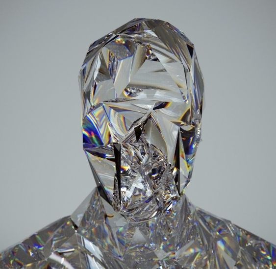 Tête en cristal brisé, forme fragile et minérale