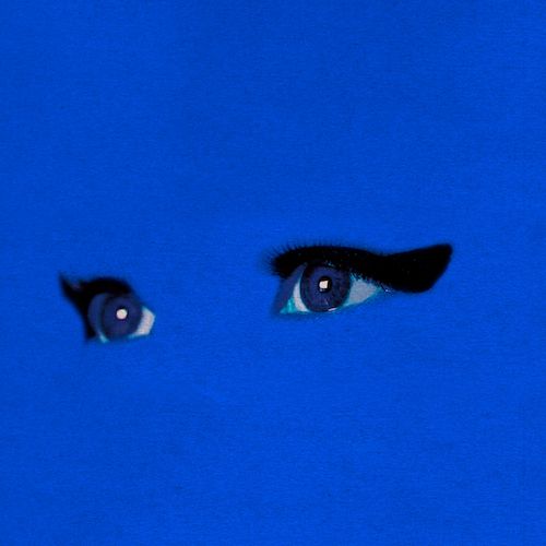 Portrait avec yeux bleus en gros plan